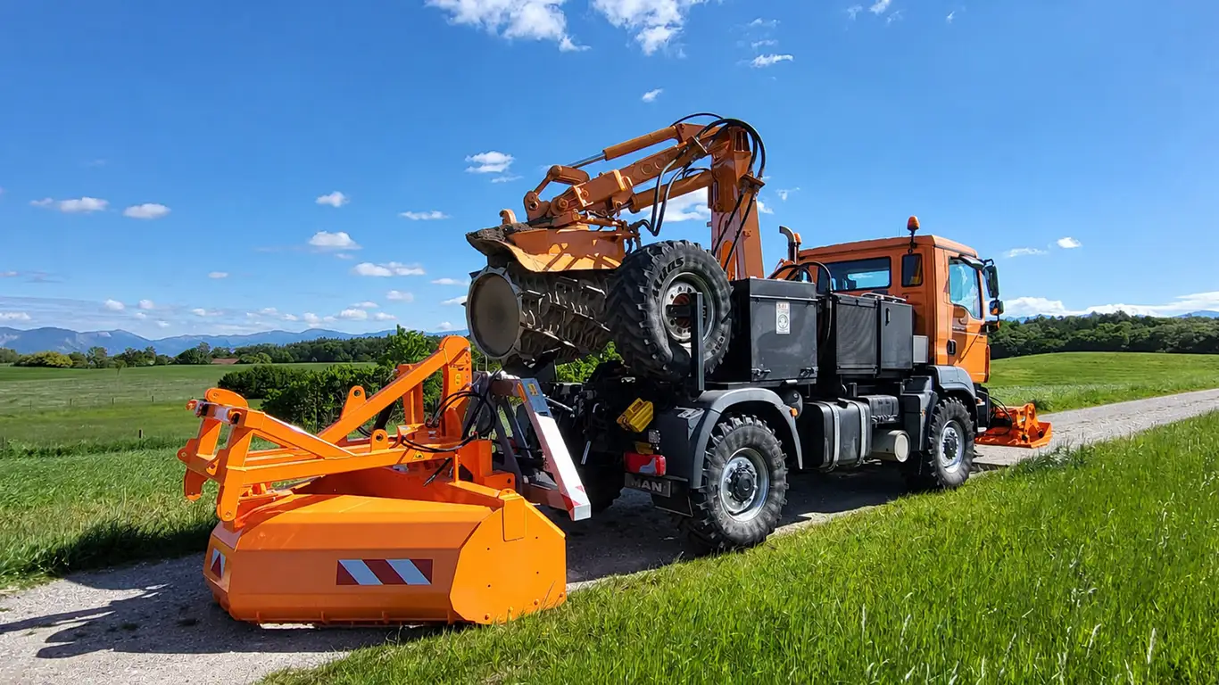 Fuhrpark transportiert Walze und Mulcher zur Baustelle
